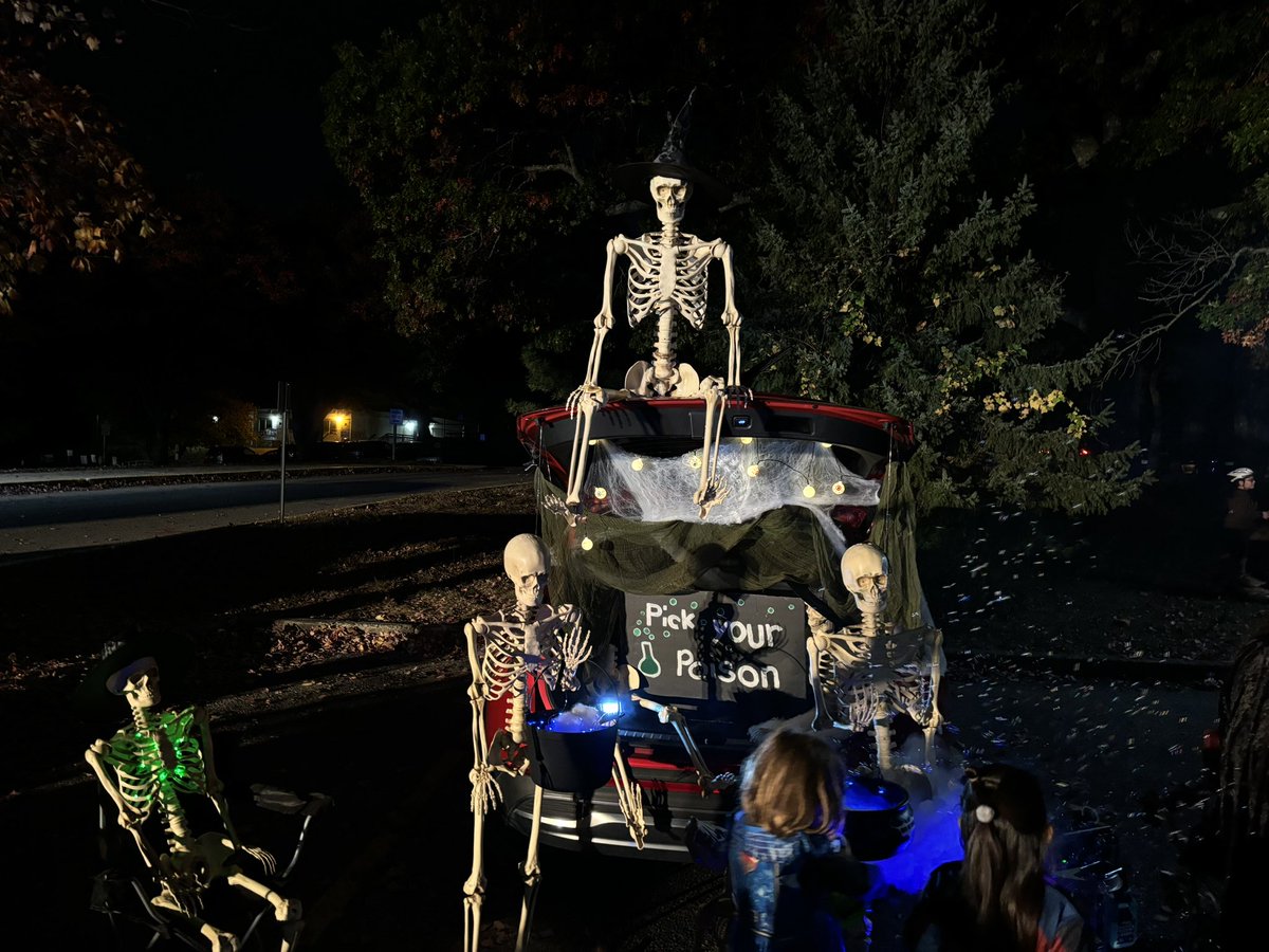 wag_j's tweet photo. Trunk or Treat 2024! #TrunkOrTreat @IthanES #Halloween @RTSD_DrBryan https://t.co/QaQhj2BYpq