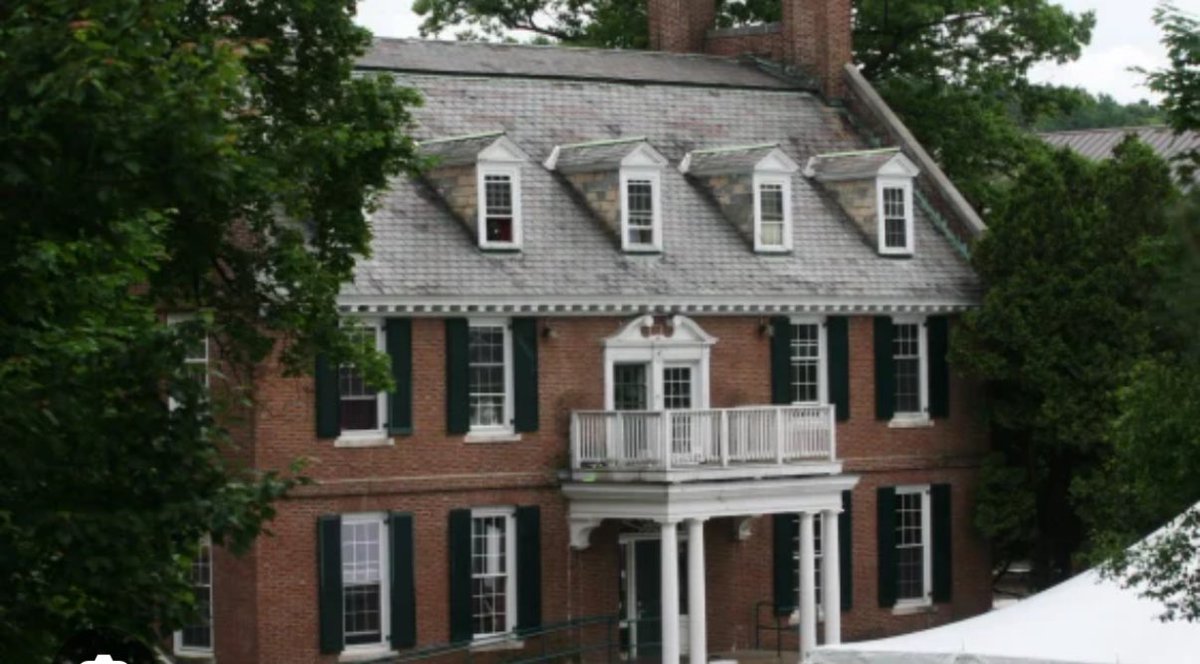 SJohnston60's tweet photo. The AD house at Dartmouth, the inspiration for Animal House, and now, tragically boarded up. Should be a goddamn UNESCO World Heritage site. https://t.co/rp9HFSNJSv