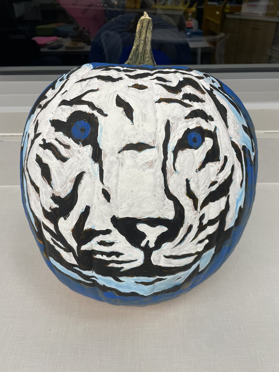One of our students gifted our school this amazing pumpkin today! 💙🐾

#KirkCan
