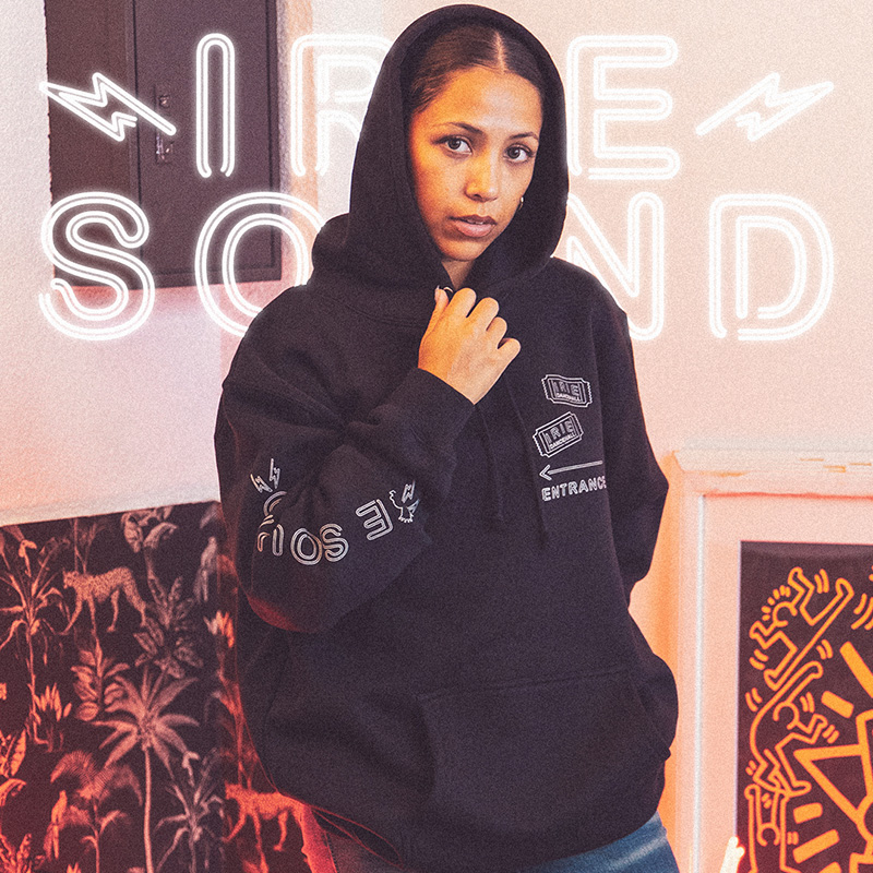 DISSIDENT_OSAKA's tweet image. 【10月26日(土)発売】

IRIE by irielife(アイリー バイ アイリーライフ) “NEON SOUND SYSTEM HOODIE”

dissident1.com/product-list?k…

バックには大きくサウンドシステムデザインをネオン管風にデザイン。
プリントは全て蓄光インクになっているので、光を吸収し暗闇で光ります。

#IRIE
#アイリー