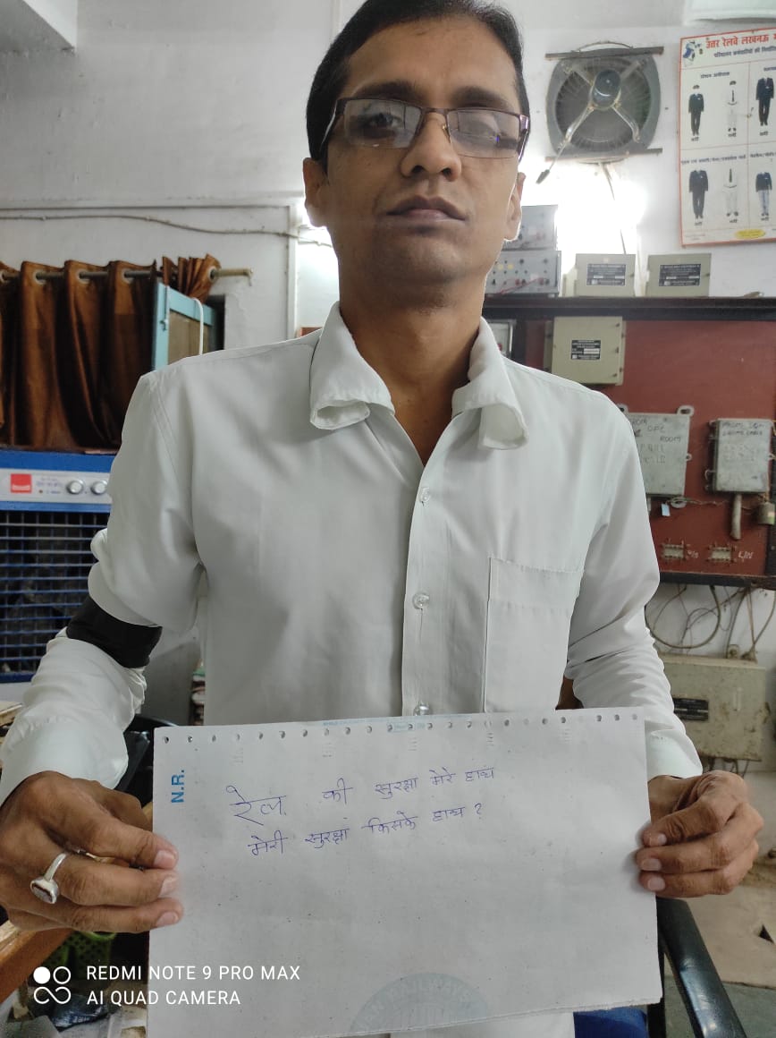 AISMA_LKO's tweet photo. DAY-2 #JUSTICE_FOR_SM_AYC
"रेल की सुरक्षा मेरे पास,मेरी सुरक्षा किसके हाथ” 
AYC स्टेशन मास्टर को न्याय व सही जांच कर दोषियों को कड़ी सजा मिले?
@AshwiniVaishnaw @GM_NRly @drm_lko @SrDOMLKO @RailMinIndia @AISMA_IR
@nationalwheels @aajtak
@ABPNews @RailwaySeva @AISMA_LKO @ZeeNews https://t.co/jKBw3qjoWP
