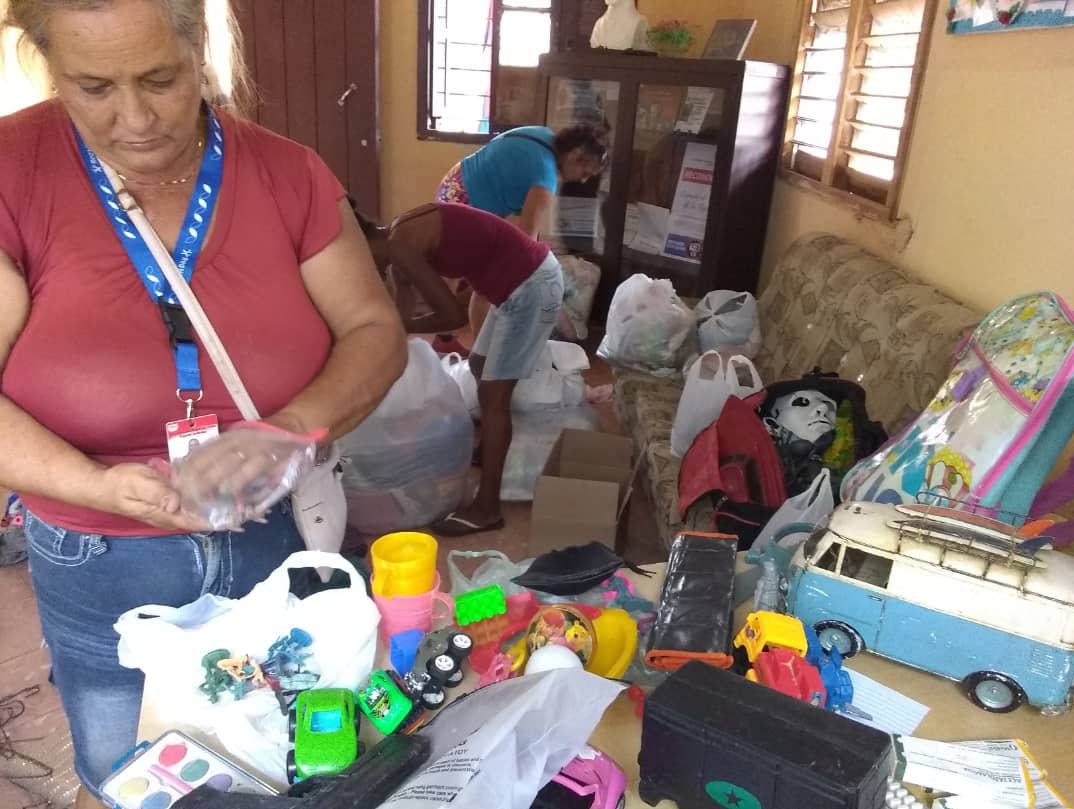GHNordelo5's tweet photo. Cederistas artemiseños acuden a las sedes municipales y provincial de los #CDRCuba a dejar sus donaciones para los hermanos Guantanameros afectados por "Oscar". #Cuba #UnidosXCuba #FuerzaGuantanamo https://t.co/bL2ub6cqqw