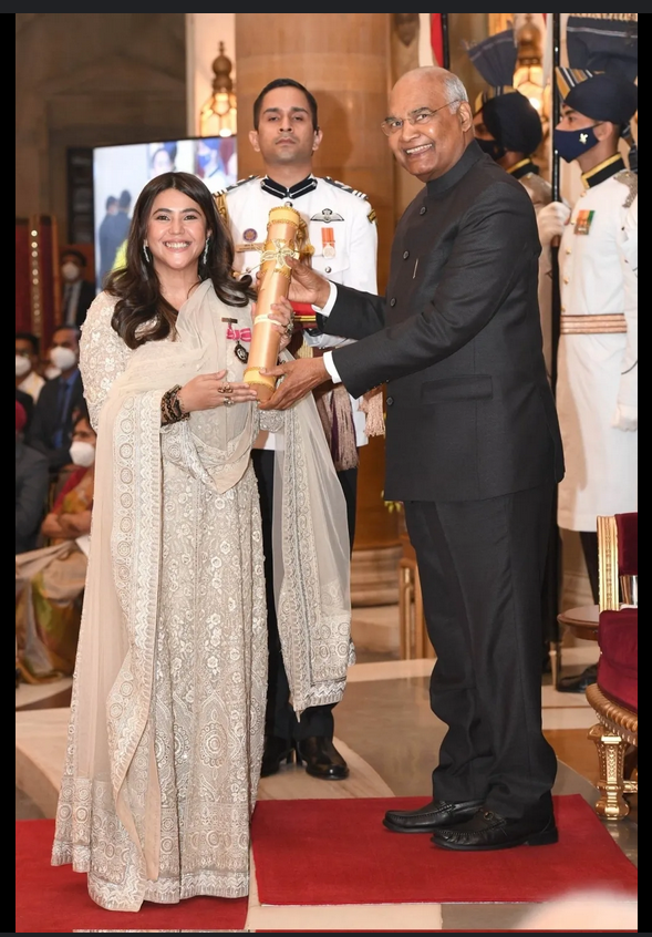 noconversion's tweet photo. Not a single person in that Presidential hall could watch One full episode of trash she has produced on OTT .. and in TV serial .... https://t.co/Vg5O40UYbF