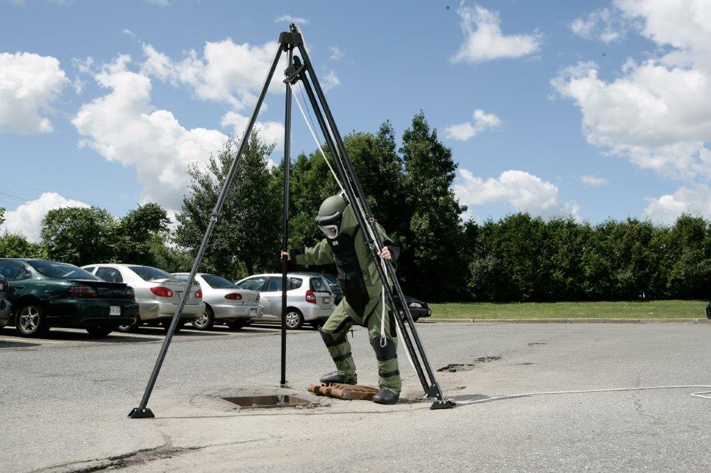 MedEngComms's tweet photo. Did You Know... Med-Eng offers the 1 Line Tripod to lift heavy threats from underground and place them safely on the surface. A single line lifts the target, then a drop arm places the target outside the Tripod's footprint. Ideal for IED and UXO operations. #EOD #MechEng https://t.co/wzVSYbbqim