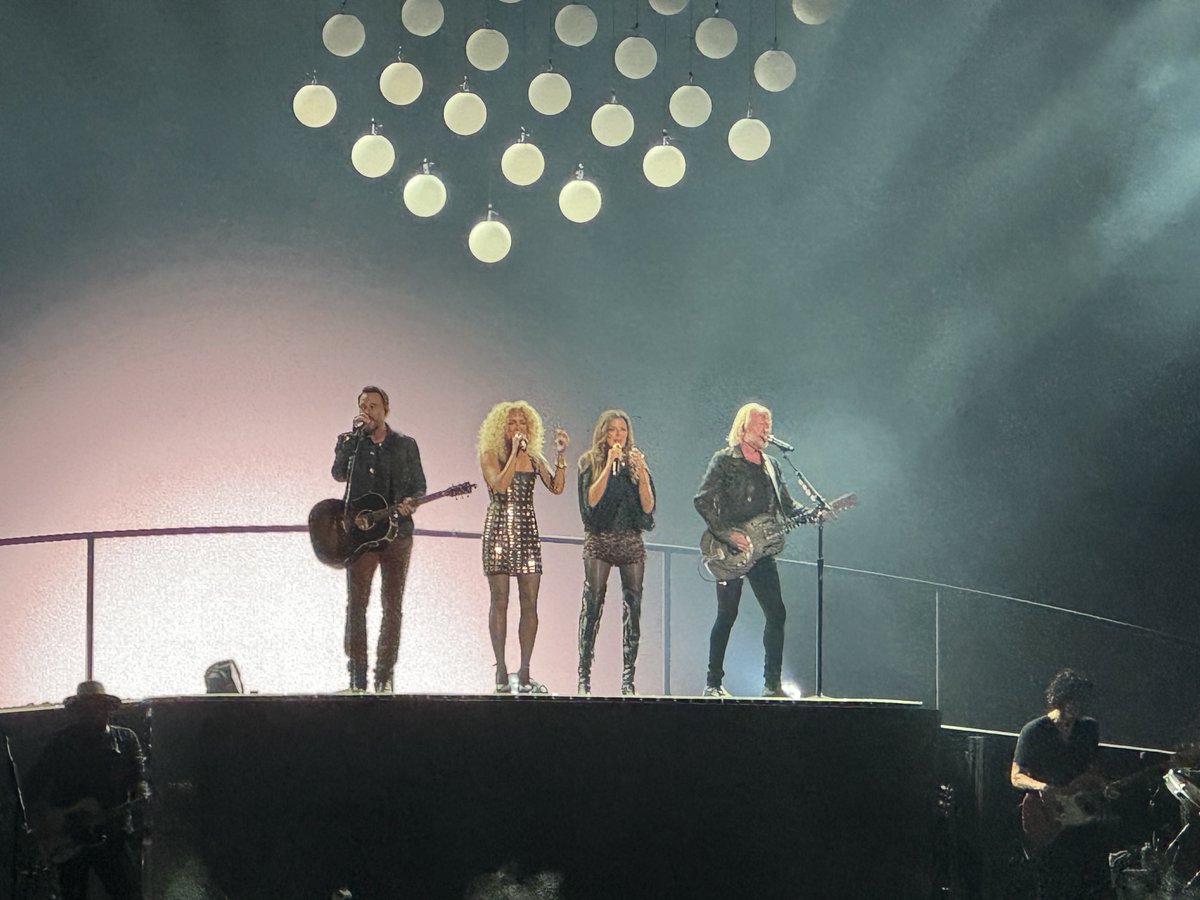 tjamieibm's tweet image. ⁦@littlebigtown⁩ ⁦@LenovoCenter⁩ in #RaleighNC