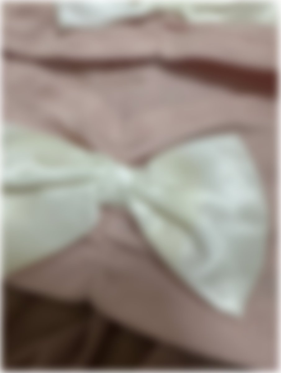 小红书女生的吊带被我套路到手多次射精！正反面都是我的精斑，纯白的蝴蝶结和肩带都被精液染黄！高清多图见tg群