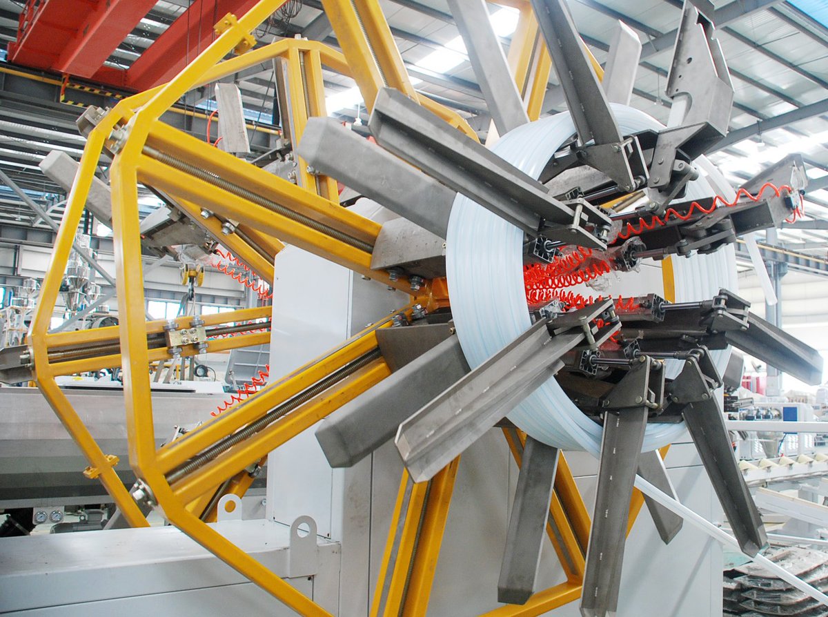 RobertZeng9's tweet image. Check out one of our double-station PE pipe coilers. It can accommodate coils with outer diameters ranging up to 3100mm. The 50mm-diameter pipe coiled by the machine can stretch out as far as 610 meters.
#coiler #windingunit #pepipe