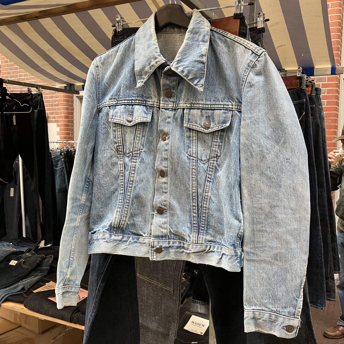 mtky0058's tweet photo. オランダのデニムイベントに出店！
そこでアムステルダム在住のヴィンテージバイヤーの方からLevi’s70505をいただきました。
ボタン裏275！？これは深掘りの価値有り！
#levis70505 #ユーロリーバイス #ジーンズソムリエ https://t.co/HGYMoxjTZj