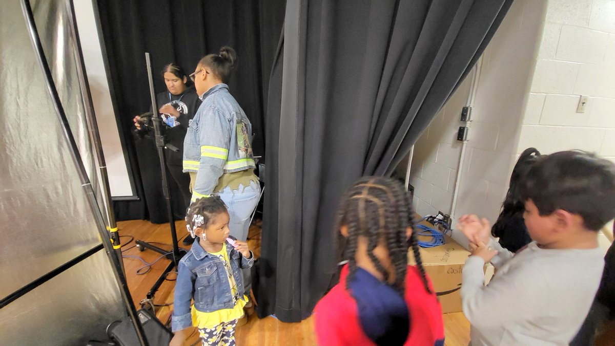 Big thanks to our parent volunteers (Ms. Fernandez, Ms. Butler, Ms.Wiley, and Mrs. Jackson) that assisted with our Picture Day last week! Your time and efforts were greatly appreciated and made all the difference! 

#aacpsawesome #oneteamonepurpose