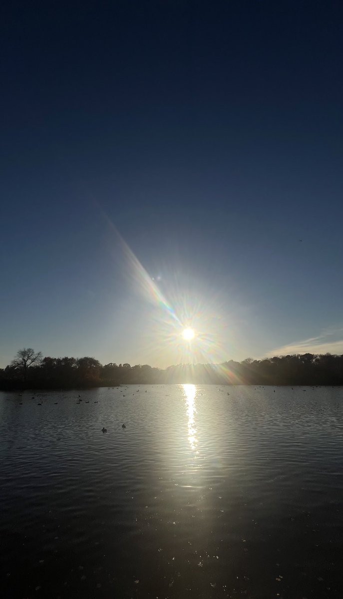 Ang_XoXo17's tweet image. Fall walk through Belmont today, beautiful Long Island weather 🍁