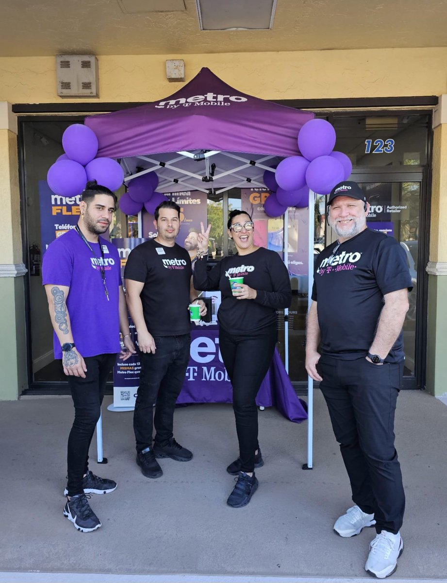 TeamGoMovil's tweet photo. It's impossible for our Hialeah customers to resist a Kona Ice 🍦 and Go Movil rewards them...
#TeamSharks🦈
#StoreEvent #IceCream #Marketing #MetroFlex
#NadaYadaYada
@MetroByTMobile
@MetroEdgar https://t.co/LWojepqC9Q