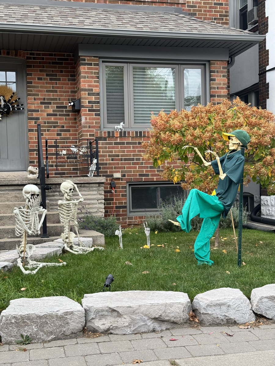 Seen any good Holloween decorating in #Ottawa? Send it my way and I'll retweet it.