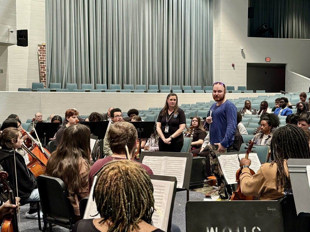 Woodside_Band's tweet image. Today some of our students had the privilege of getting to hear world renowned classical guitarist @marko_topchii perform. 
We also got to watch the Woodside Guitar Ensemble and Orchestra perform as well. 
🎶
#happyfriday
#NNPSArts 
#markotopchii