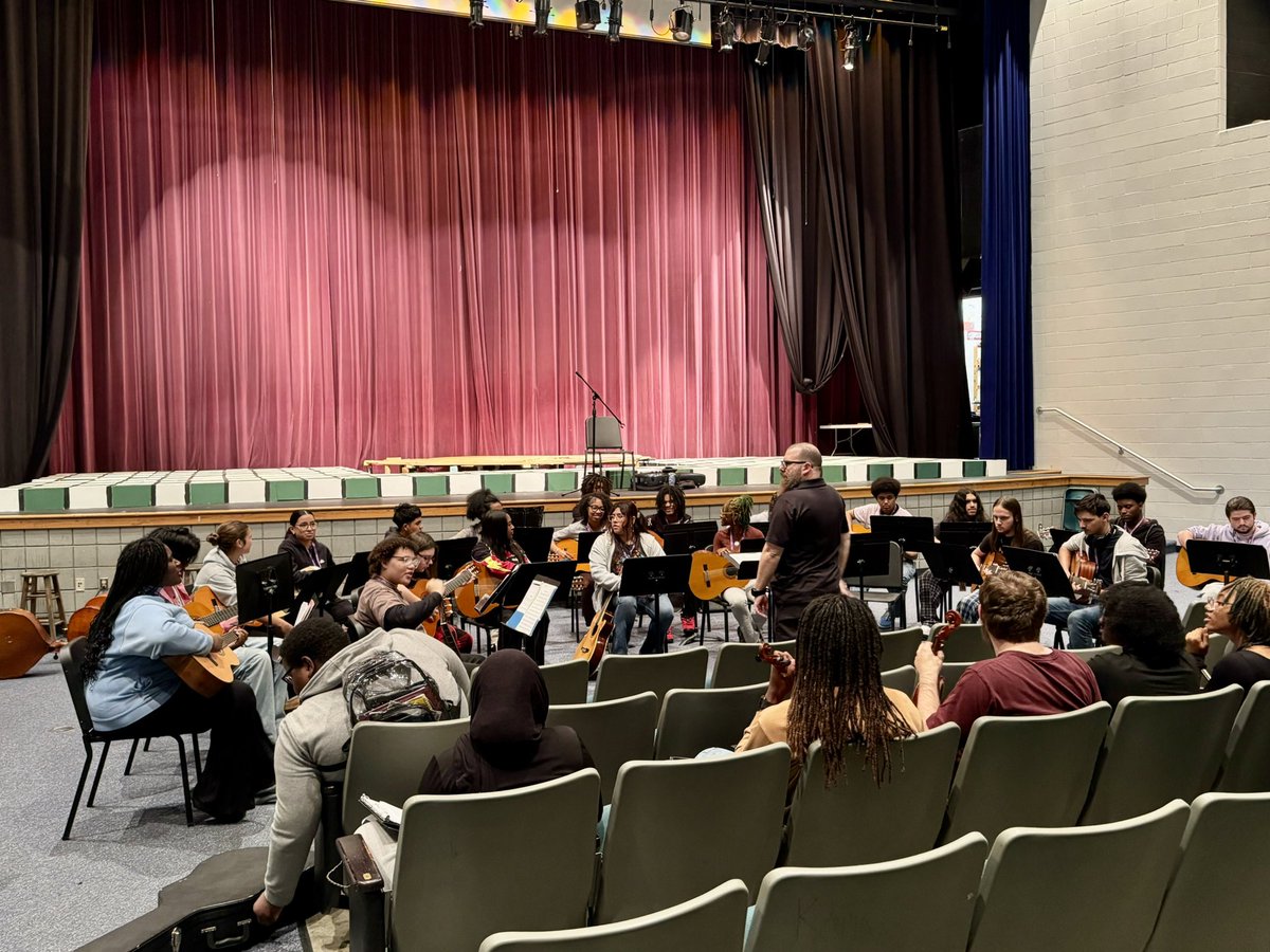 Woodside_Band's tweet image. Today some of our students had the privilege of getting to hear world renowned classical guitarist @marko_topchii perform. 
We also got to watch the Woodside Guitar Ensemble and Orchestra perform as well. 
🎶
#happyfriday
#NNPSArts 
#markotopchii