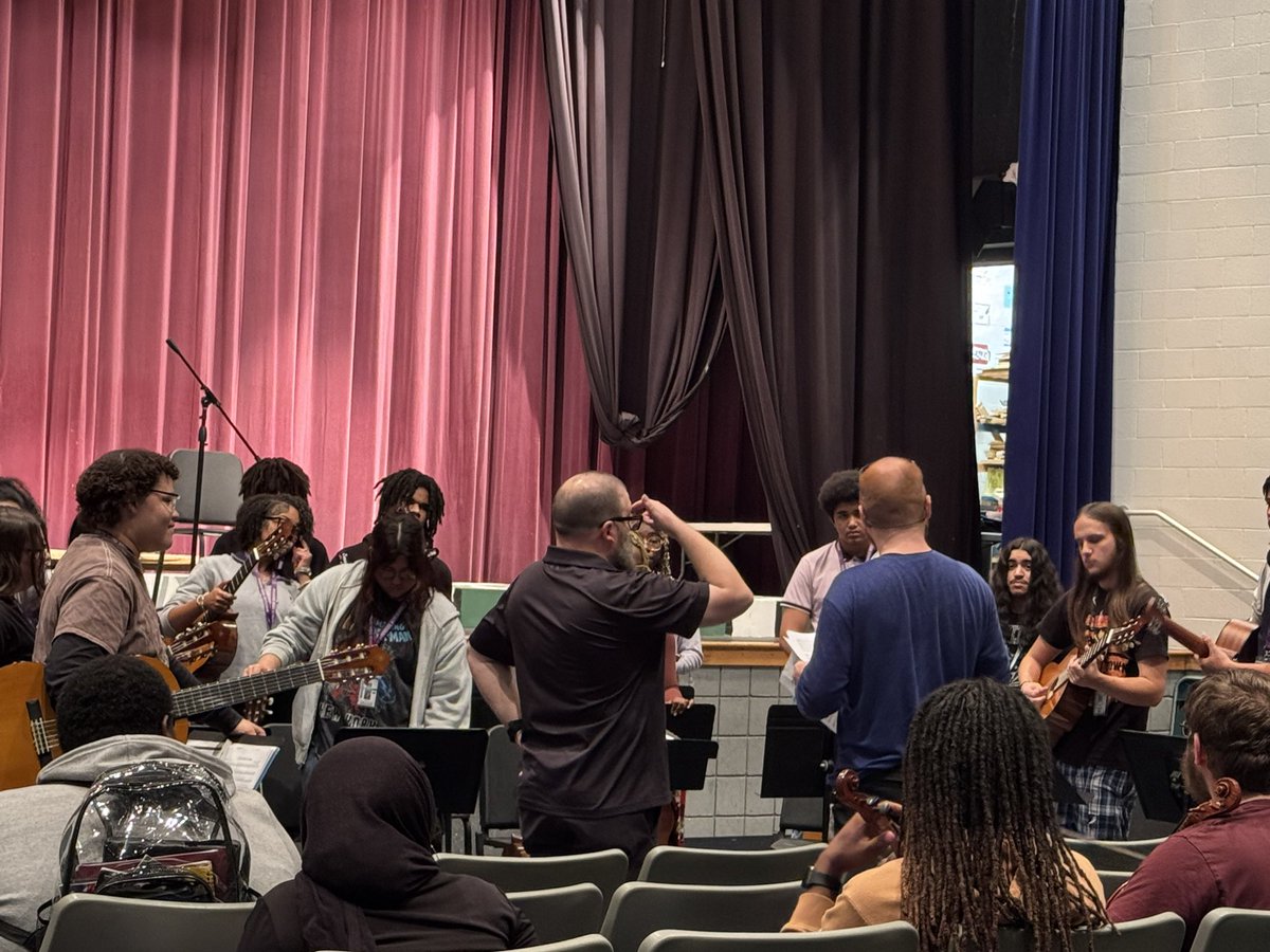 Woodside_Band's tweet image. Today some of our students had the privilege of getting to hear world renowned classical guitarist @marko_topchii perform. 
We also got to watch the Woodside Guitar Ensemble and Orchestra perform as well. 
🎶
#happyfriday
#NNPSArts 
#markotopchii