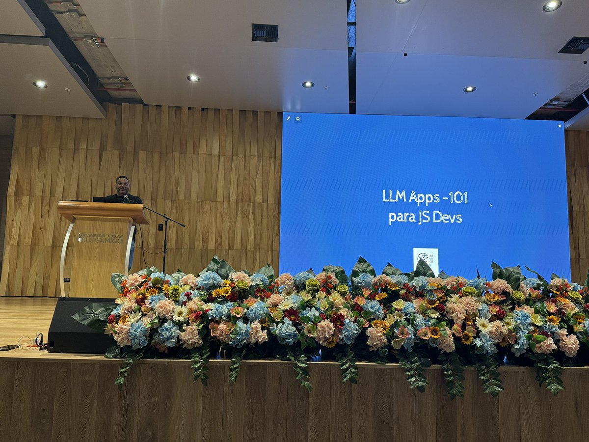 Miguel Useche (@skatox) on Twitter photo Cerrando el primer dia de <a href="/CityJSMedellin/">CityJS Medellín</a> con el taller de <a href="/edsadr/">ॐ Adrián Estrada</a> sobre: introducción a LLM a desarrolladores de JS Cerrando el primer dia de <a href="/CityJSMedellin/">CityJS Medellín</a> con el taller de <a href="/edsadr/">ॐ Adrián Estrada</a> sobre: introducción a LLM a desarrolladores de JS