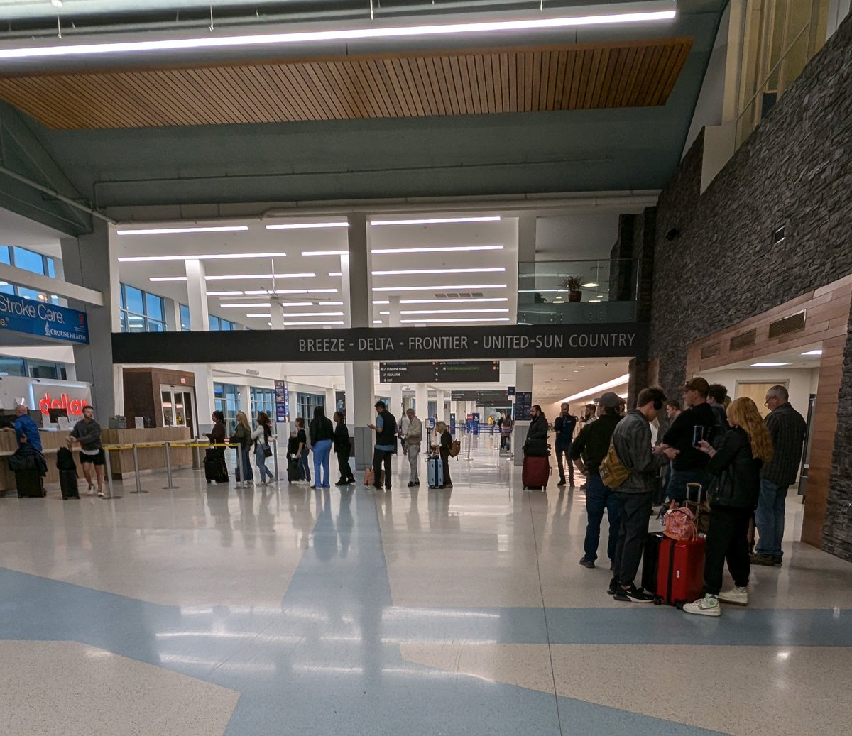 jelagasse's tweet photo. .@Hertz line at @SyracuseAirport right now. 20 mins and have barely moved. I've seen 3 people cancel their rez and try to go to a different counter. President Circle status is no help. No self-service or keys in car option. I'll NEVER rent from here again. https://t.co/GukZdzGocS