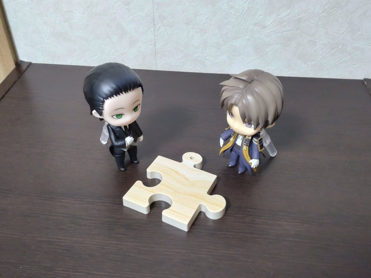 YandereFriends's tweet photo. 明るい木目調の使いこなしって難しいよなという話を百鬼としていました。どんな台座でも使いこなせる近侍／執事になりたいものです。（長谷部） https://t.co/8wKMYJPnFR