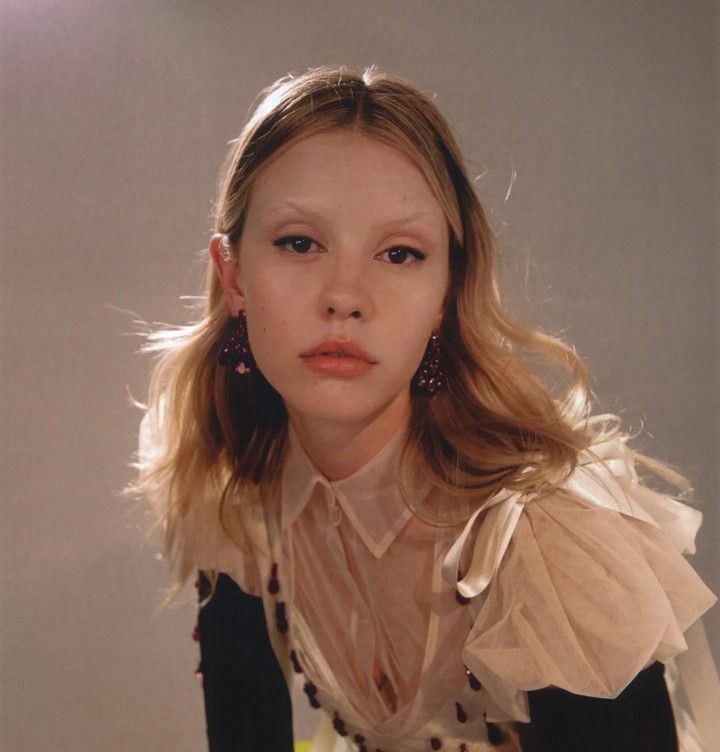 Curiosidades sobre a vida da atriz Mia Goth 

"You're a fucking movie star!"

— Segue a thread ✨