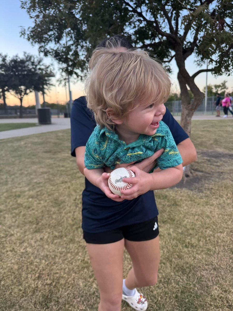 When I’m not playing 🥎  or  🏐 …I’m Aunt P💕💙