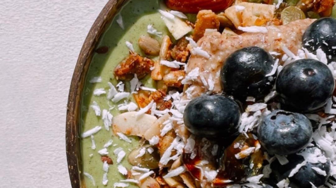 Created in collaboration with Oak Essentials, <a href="/sunlifeorganics/">Sunlife Organics</a>’ delicious new matcha and pistachio Ritual Bowl is available throughout October. shoplakes.com/events/new-rit…