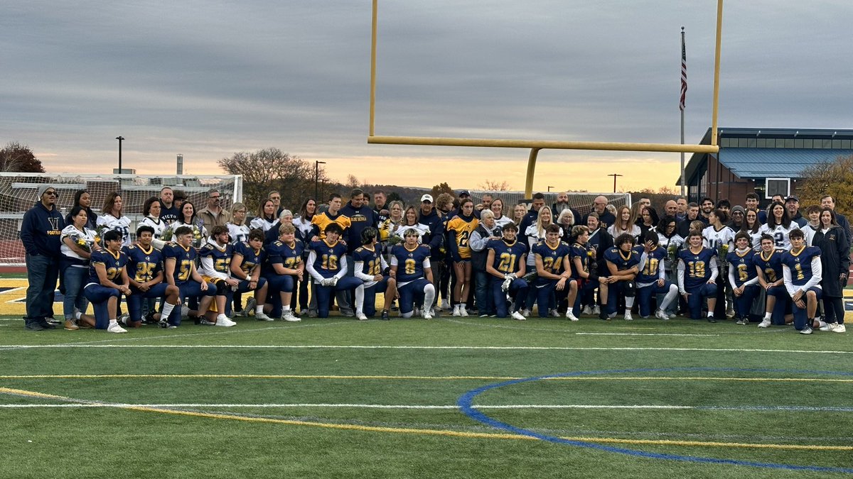 VictorBLDevils's tweet image. We 🫶 Our Seniors
#ClassOf2025 @VCSCheer_VVC &amp;amp; @VictorFootballB with their Families!
Good Luck Tonight!!! 🤜💥🤛