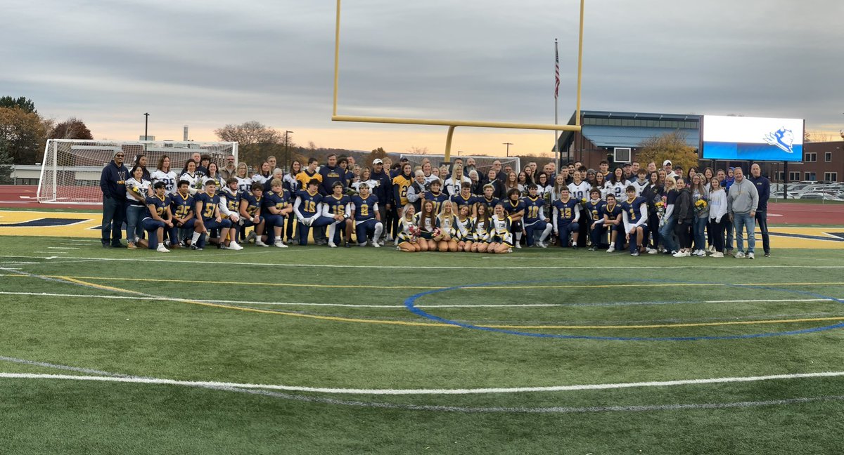 VictorBLDevils's tweet image. We 🫶 Our Seniors
#ClassOf2025 @VCSCheer_VVC &amp;amp; @VictorFootballB with their Families!
Good Luck Tonight!!! 🤜💥🤛