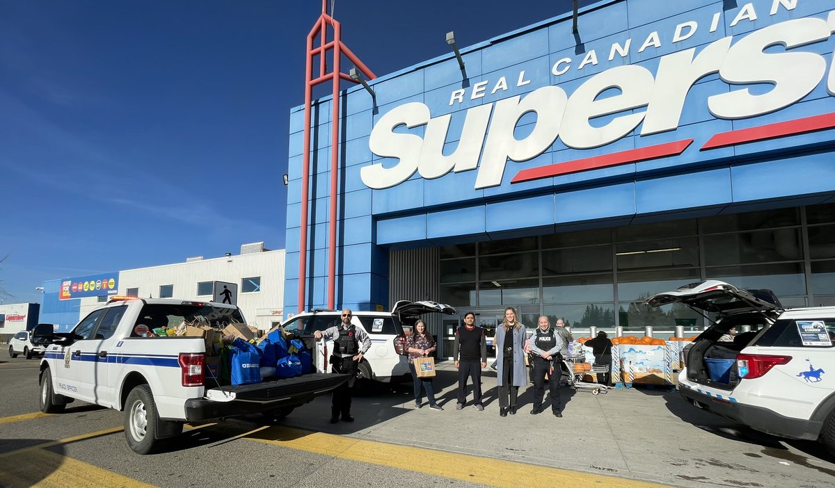 po_schmidt's tweet image. Well the totals are in… in 5hrs @StrathcoCounty Peace Officers &amp;amp; @RCMPAlberta members collected 4563lbs of food &amp;amp; $941 in donations in support of @StrathconaFB #shpk #strathco residents thank you for your continued generosity in supporting our less fortunate community members