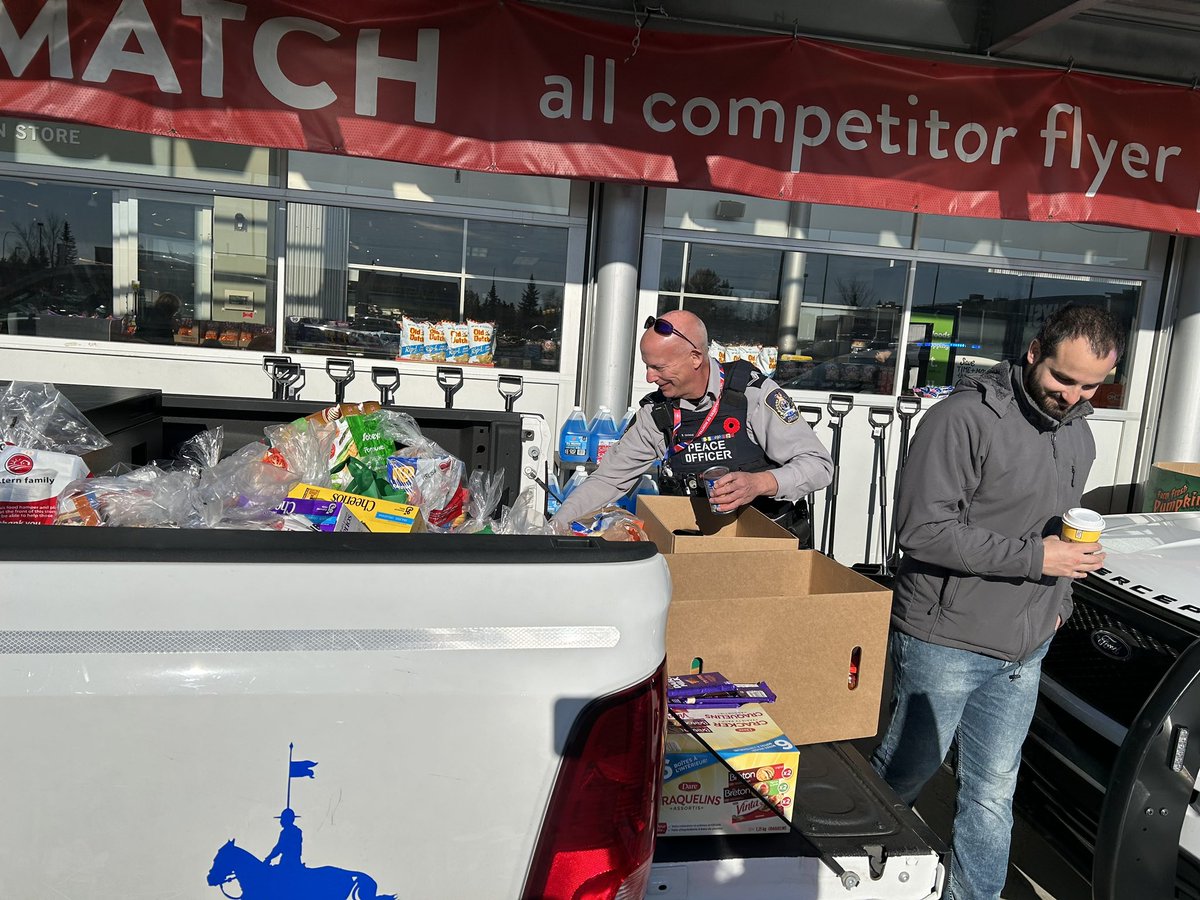 po_schmidt's tweet image. Well the totals are in… in 5hrs @StrathcoCounty Peace Officers &amp;amp; @RCMPAlberta members collected 4563lbs of food &amp;amp; $941 in donations in support of @StrathconaFB #shpk #strathco residents thank you for your continued generosity in supporting our less fortunate community members