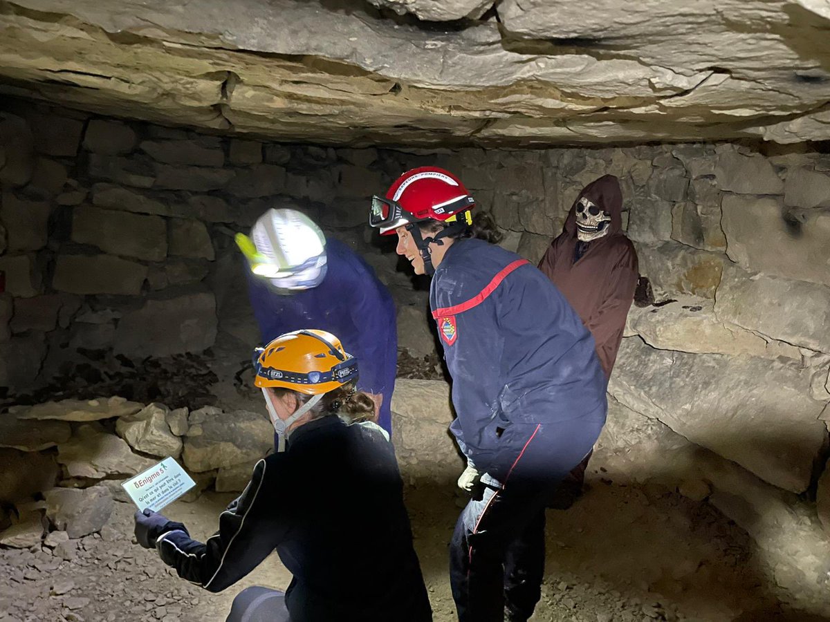 Chaque année,les👨‍🚒👩‍🚒de l’encadrement des activités physiques(EAP) se retrouvent pour leur FMPA. Au cours de plusieurs sessions, les👨‍🚒👩‍🚒EAP ont pratiqué une activité physique originale et atypique. Grâce au club de spéléologie Adrenaline, ils ont réalisé un Escape Game sous terre