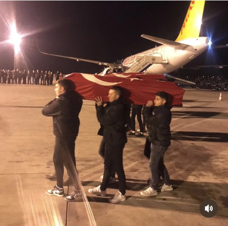 Bak şimdi avukat efendi şeytanın avukatlığını yapma ! Yandaki tabutta bir çocuk yatıyor . Annesi onun kalbini 9
ayda yapabildi . Senin dediğin gibi değil o işler adam olamıyorsan , insan olmayı dene #isiasaolasıkast Senin evladın öldü mü ? <a href="/hayalin_annesii/">sibel kumsal</a> <a href="/FerihaYigitturk/">Feriha Yiğittürk</a>