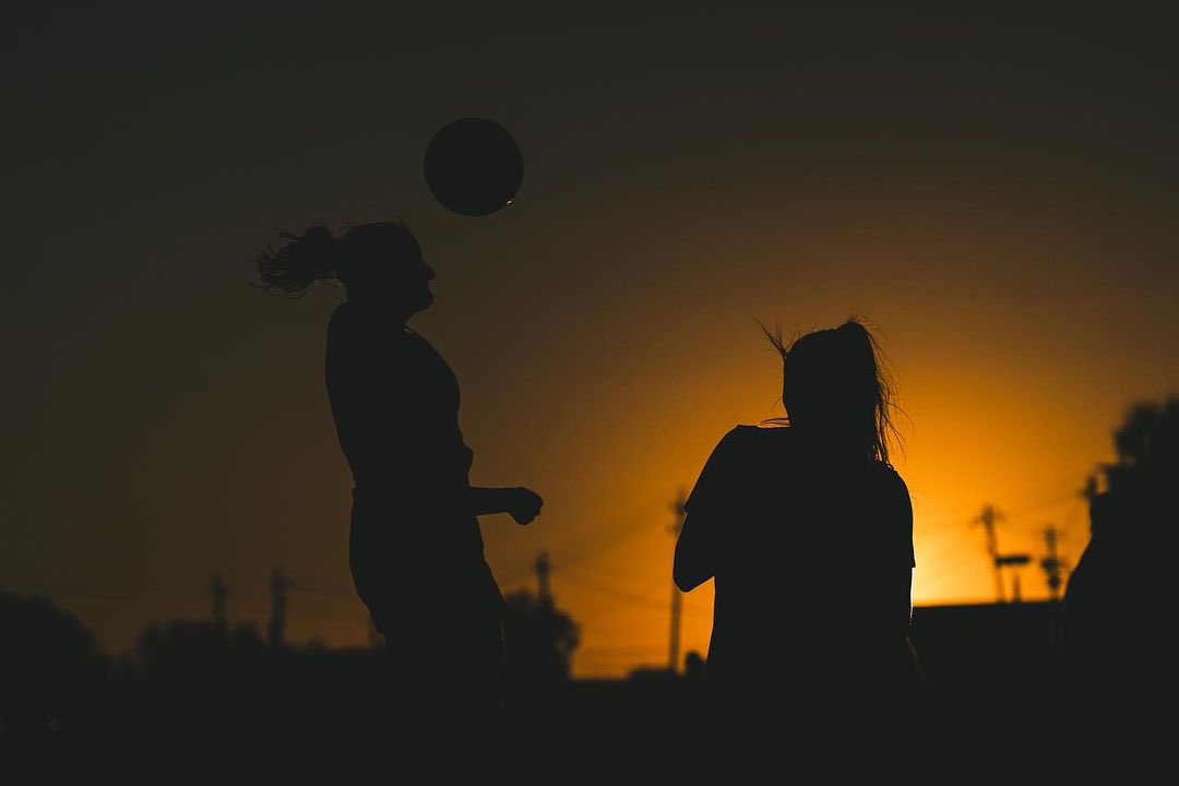 Golden hour vibes are vibing 😍🌅

#NCAASoccer x 📸 <a href="/wvuwomenssoccer/">WVU Women's Soccer</a>