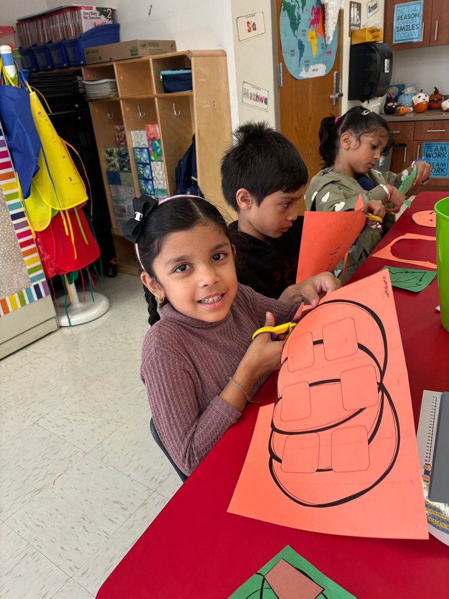 MrsWood__'s tweet photo. Creating our Pumpkin Life Cycles 🎃 for #FineMotorFriday to finish up Week 1/Unit 1 of @BenchmarkEdu after reading “Grow, Pumpkin, Grow!” 🌱 https://t.co/NQvsLKn5RW