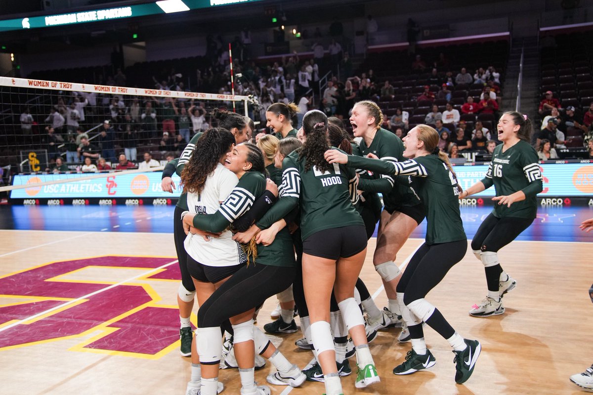 LeahJohnson_VB's tweet photo. Another gritty 5 set battle for Team 53... Coming from being down 2 sets to getting the reverse sweep, there was no doubt in my mind that this team would get the job done. 

#GoGreen 
#SetTheStandard
#ServeGrowHonor https://t.co/Pis61pahzs