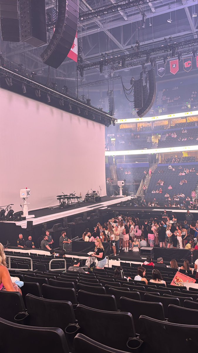 kingcnyn's tweet photo. i am in the building!!!! omg 😭😭😭😭 seeing @SabrinaAnnLynn tonight!!! 🫶🏻 omg @TeamSabrina i wanna party with yall in the pit soooooooooo bad tho!!! 🔥🔥🔥🔥🔥🔥 #ShortnSweetTour https://t.co/EyQEa9dCiS