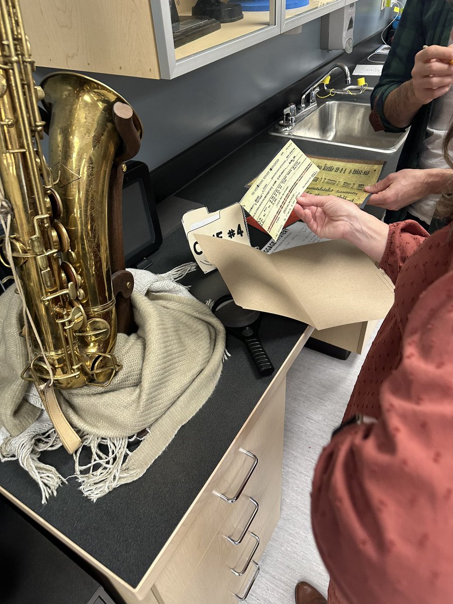 MB School Library tweet media