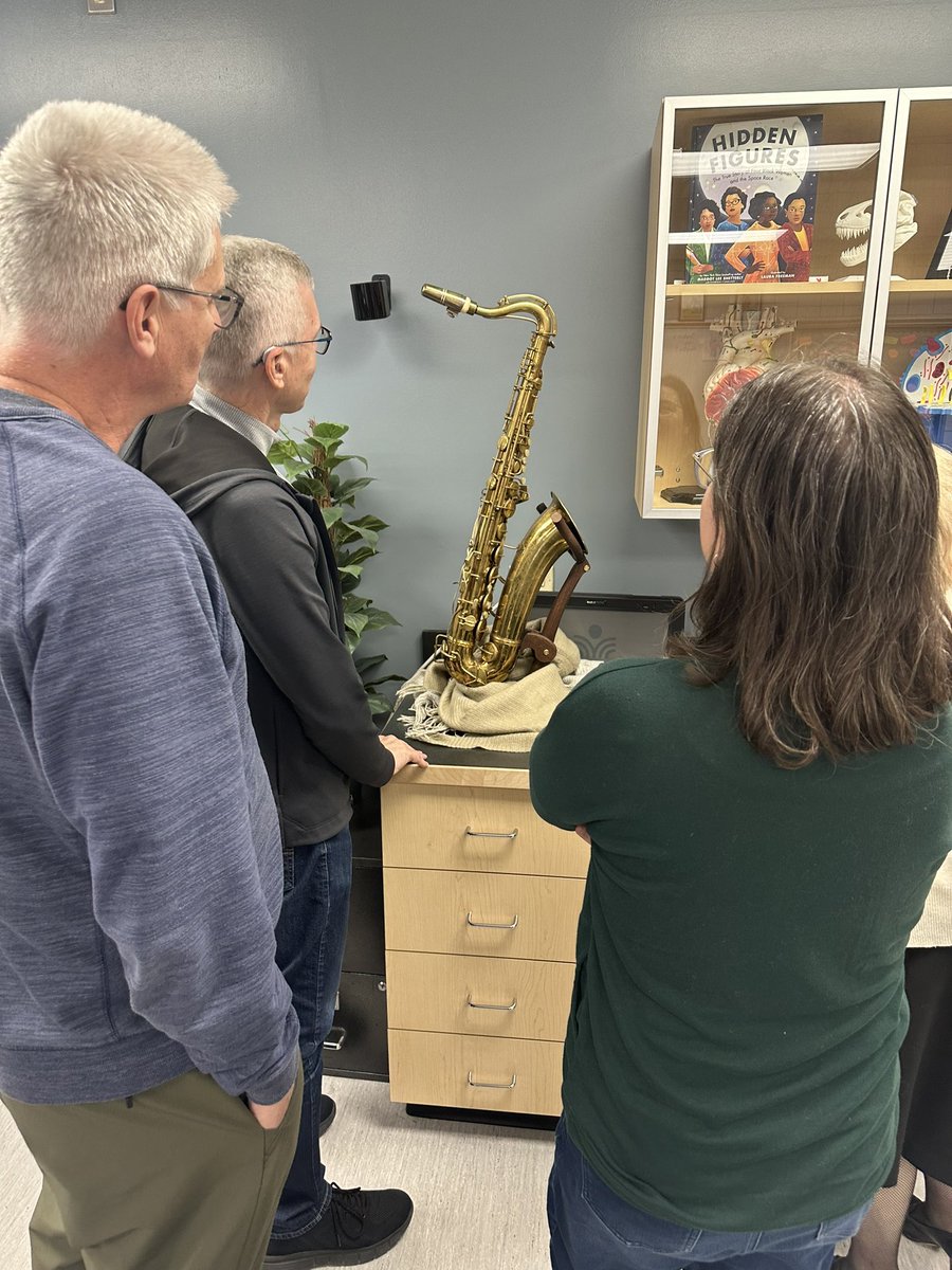 MB School Library tweet media