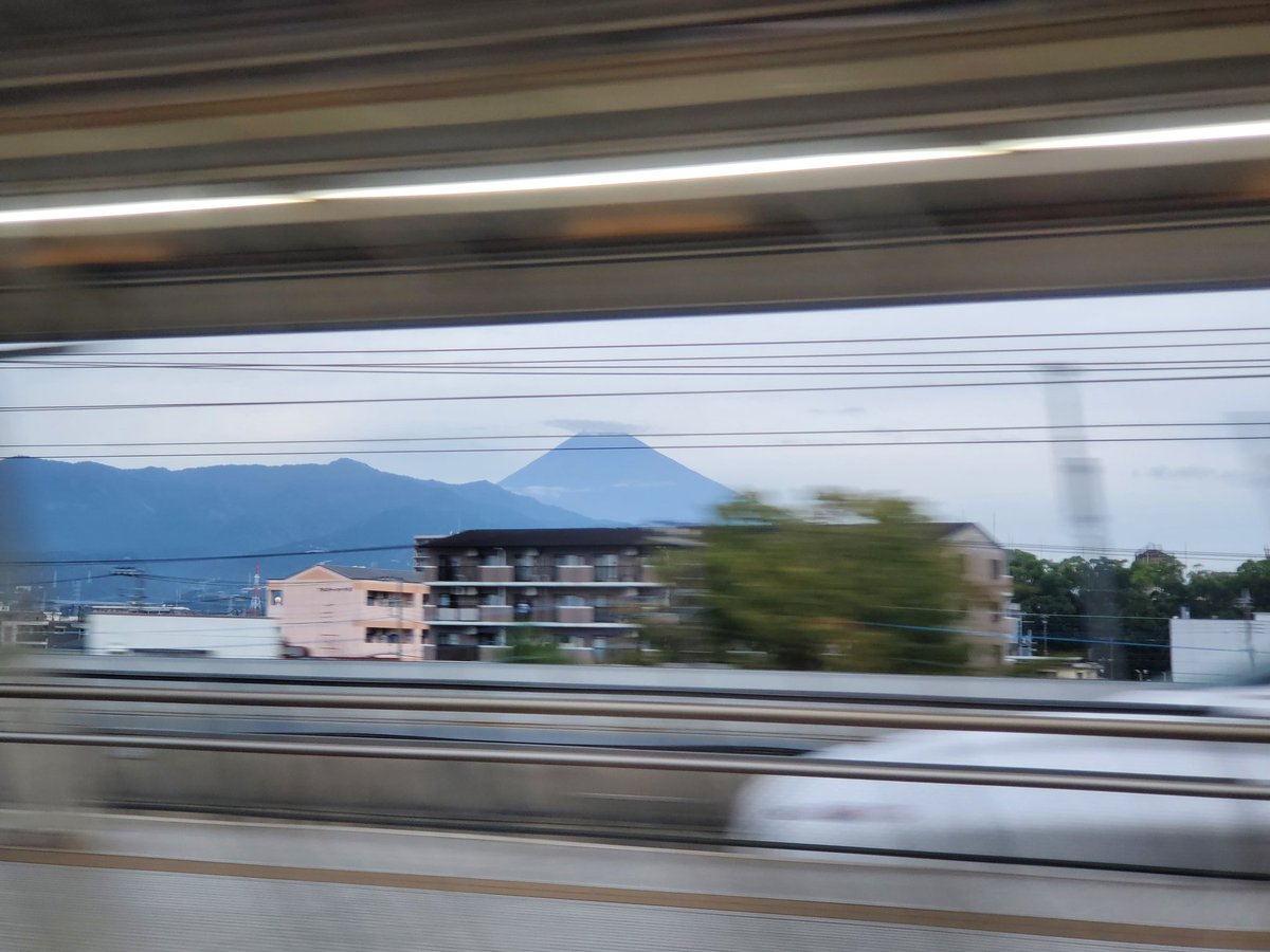 EngawaJapan's tweet photo. 曇ってるから諦めてたけど全部見えた！
まだ冠雪してないんだね
#富士山 

I gave up because it was cloudy, but I could see everything!
I guess it hasn't snowed yet.
#MountFuji https://t.co/LfMagnguPx