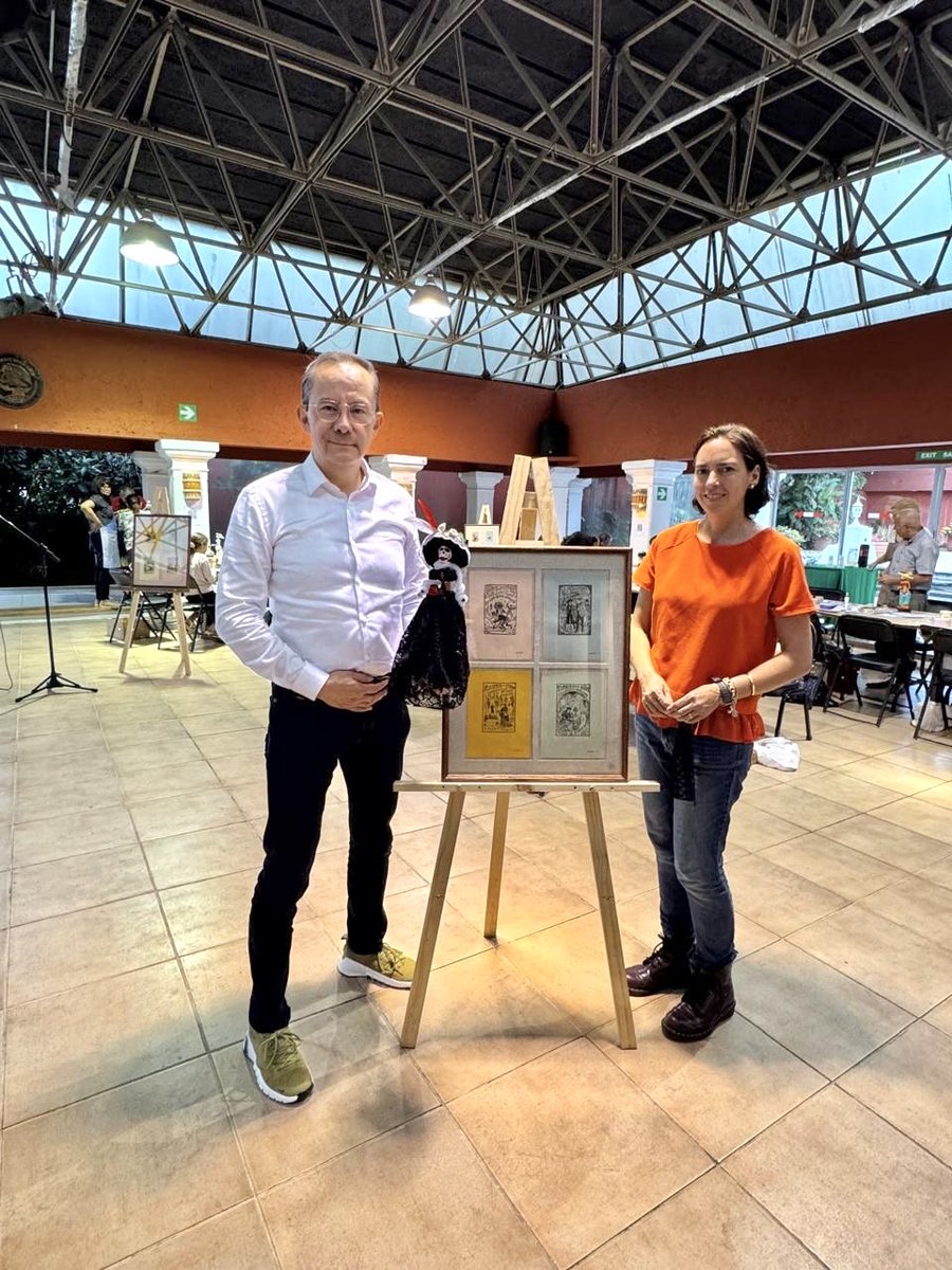VictorSColin's tweet photo. Llegamos al final del Taller de Catrinas impartido por la Dra. Ana Sánchez Echenique, a quien agradezco su guía y paciencia para concluir mi pequeña gran obra para este Día de Muertos. 
💀💀💀

⁦@EmbaMexCri⁩
⁦@ICMCostaRica⁩ https://t.co/T7zbJM8rgS