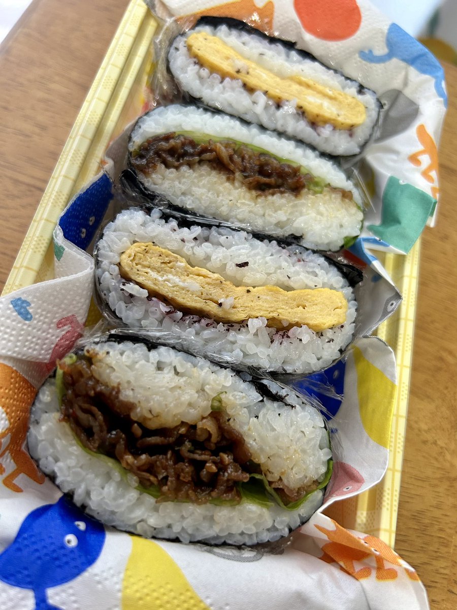 ___tomotomo___'s tweet photo. ⭐︎おにぎらず⭐︎
午前授業を受けた後、バスで他校へ移動してTM⚽️
お昼ご飯のタイミングがいつになるか分からないので「おにぎらず」に😊
☀︎ おにぎらず２種
　•プルコギ＆レタス
　•玉子焼き＆ゆかり
#男子高校生弁当　#高校生男子弁当
#お弁当記録
2024.10.26（土） https://t.co/g1ssCaG6pN