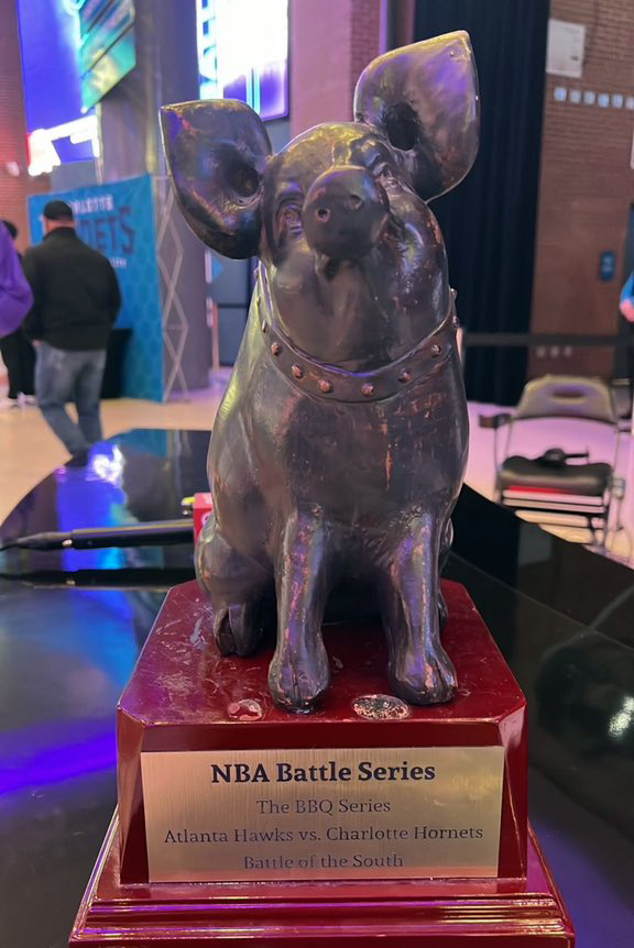 HornetsReddit's tweet photo. HORNETS STARTERS 🖐️
LaMelo Ball
Seth Curry
Cody Martin
Miles Bridges
Nick Richards
#BattleOfTheSouth 🐷 #HiveMentality