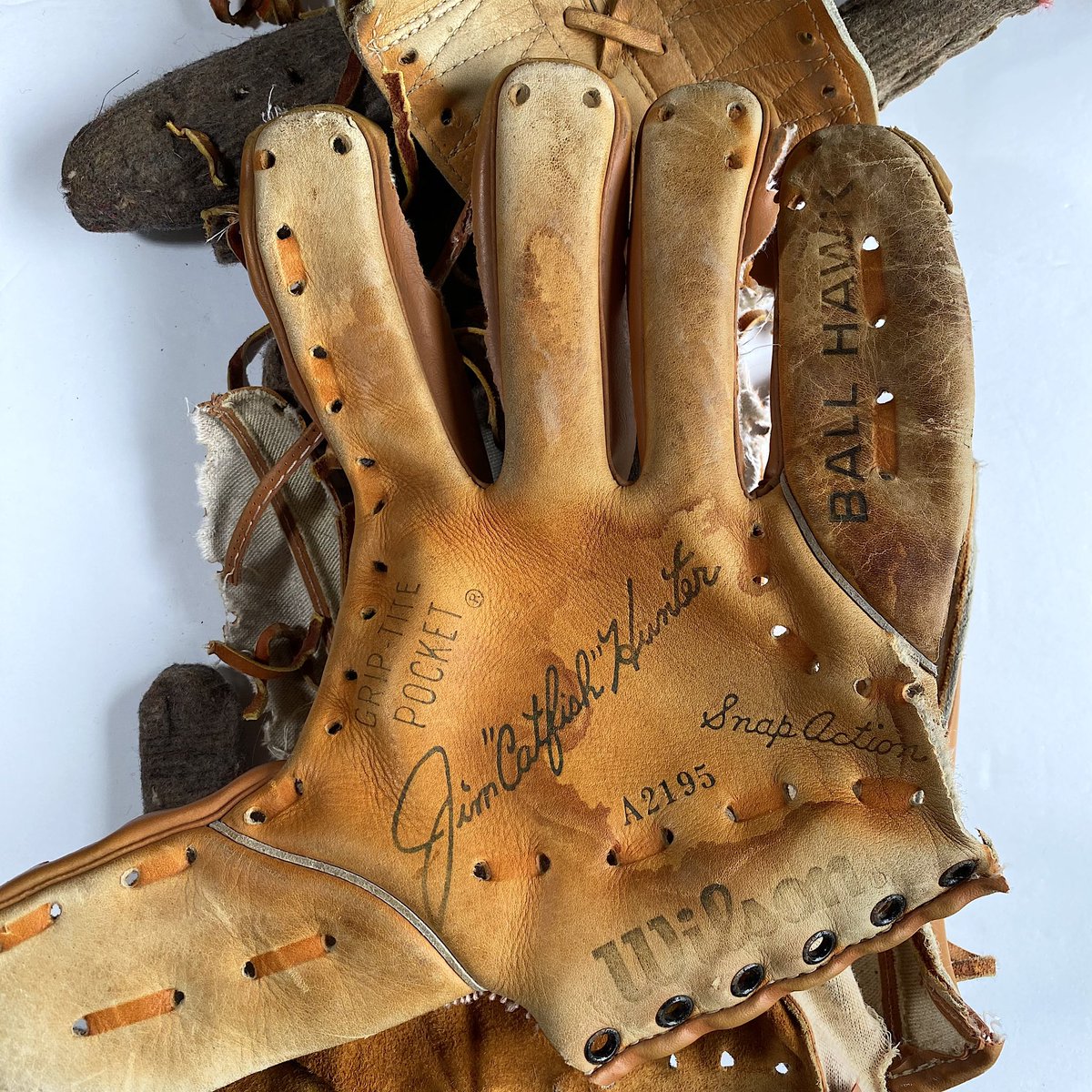 NeonBlackTiger's tweet image. Excited to drop the third truly unique 1/1 card collab with Pastime Woodcraft. It has been rad working together on this project. Next up is #HallofFame pitcher, #CatfishHunter. Jim "Catfish" Hunter was an 8x All-Star, 5x World Series champ, won the AL Cy Young Award in '74,