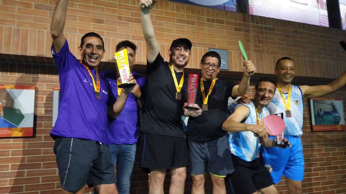 ServicioCivilD's tweet image. Conoce a las y los ganadores de la final de tenis de mesa dobles en los #JuegosDeportivosDistritales: 
🥇 @ContraloriaBta 
🥈 @CulturaenBta 
🥉 @AcueductoBogota 
Gracias por mostrar su talento y activar el #PoderDelBienEstar en esta gran competencia. ¡Felicidades!