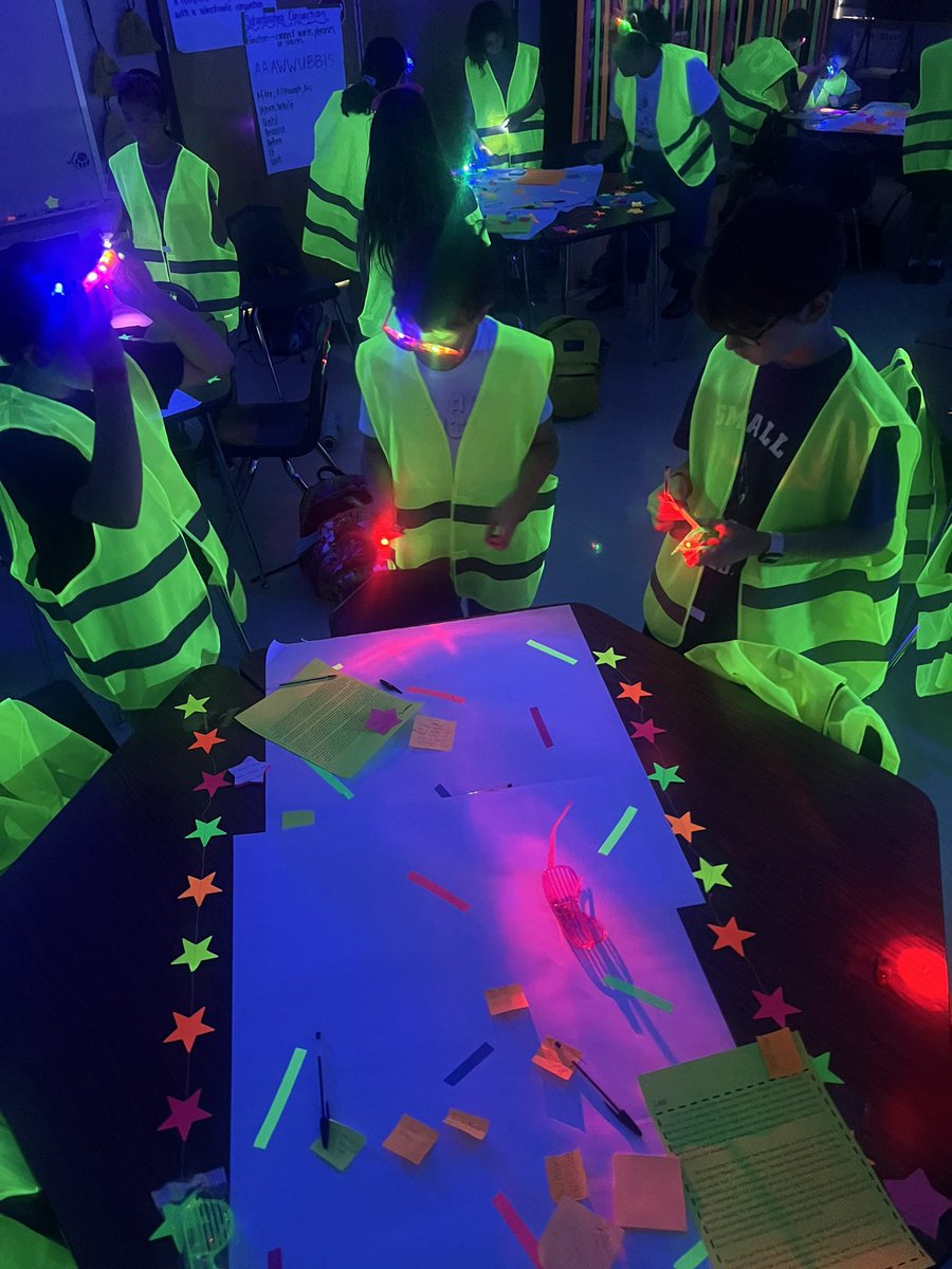 Ms. Kramer’s ELA classes had a Glow Party to showcase their memoirs! Cougars were able to read their peers writing and give “glowing” feedback to one another! 🐾🐾🐾