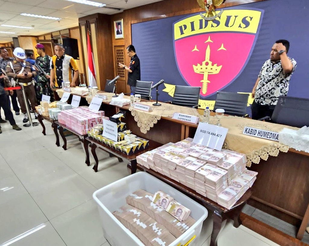 Eks pejabat MA, Zarof Ricar, jadi tersangka dgn uang hampir 1 triliyun dan ½ kuintal emas terkait makelar banyak perkara sejak 2012 — termasuk membeli putusan 3 hakim pada kasus Ronald Tannur.

Inilah dunia hukum kita. This motherfucker is truly bitch among immoral devils!