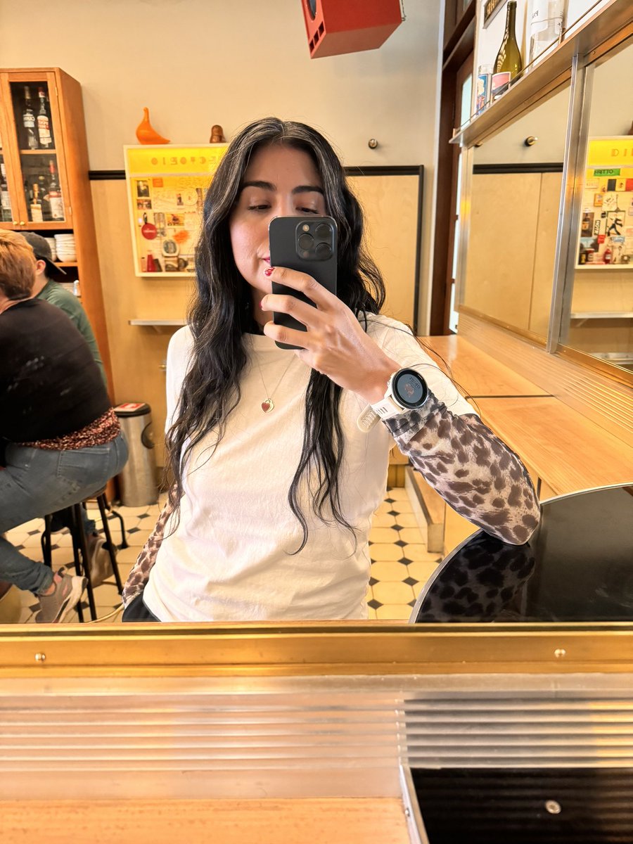 Las canas ya son como un accesorio en mi lewk 👵🏽