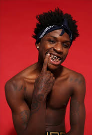 Mizaistom_7's tweet photo. Lil Durkの逮捕、「OTFのQuando Rondoへの報復計画」が明らかに

計画詳細：

当局は、Lil DurkをOnly The Family（OTF）のリーダーとして位置づけ、メンバーがDurkの指示で「殺人や暴行を含む暴力行為」を行い、OTF内での地位を維持していると主張している。

報奨金の設定：2020年11月6日、King Vonが殺害された日の前後に、DurkはQuando Rondoの暗殺に賞金をかけたとされている。この背景には、King Vonの死がQuandoの仲間であるTimothy "Lul Timm" Leeksによるものだったことが関係している。

計画的な準備：2022年8月18日頃、Durkと共犯者（Kavon London Grant、Deandre Dontrell Wilson、Keith Jones、David Brian Lindsey、Asa Houston）は、Quando Rondoがロサンゼルス中心部のホテルに滞在していることを突き止めた。

OTFの資金利用：DurkのOTF関連のクレジットカードが使用され、Grantはカリフォルニア行きの航空券とレンタカーを確保した。Durkからのメッセージでは、「俺と関わりのある名前で航空券を取るな」という警告も送られていた。

移動手段：シカゴからロサンゼルスに向かう際、4人の共犯者は商業便を利用したが、DurkとGrantは銃撃前日にプライベートジェットでロサンゼルス入りした。

逃亡計画：Grant、Wilson、Jones、Lindsey、Houstonの逮捕後、Durkはドバイとスイス行きの国際便を予約したが搭乗せず、最終的にはマイアミからイタリア行きの便を予約。空港に向かう途中で当局により身柄を拘束された。

Lil Durkらの18ページにわたる詳細な起訴状には、Quando Rondoを殺害するための全米をまたぐ計画が記されている。

Lil Durkらは2022年8月19日、Quandoが宿泊しているホテルを突き止め、ロサンゼルスのガソリンスタンドでQuandoのチームが乗る黒いエスカレードを追跡し、銃撃を加えてSaviay’a Robinson（別名Lul Pab）を殺害した。

Quando自身はこの銃撃で負傷しなかった。
