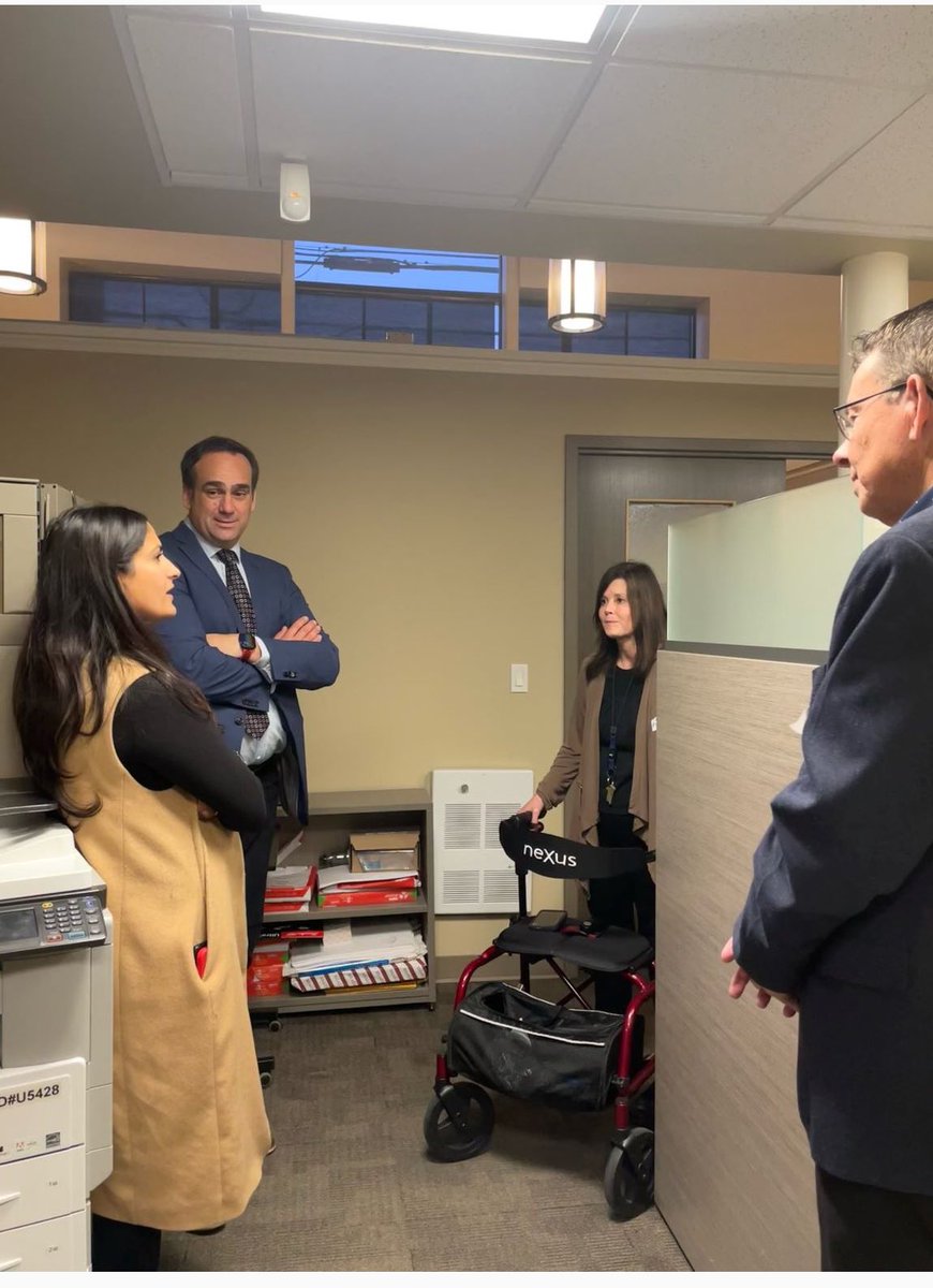 A wonderful and very informative evening as the <a href="/ILKingston/">ILC Kingston</a> Board of Directors and staff welcomed Minister Khera, Minister of Diversity, Inclusion and Persons with Disabilities of Canada and MP Gerretsen. A round table happened after the tour <a href="/MarkGerretsen/">Mark Gerretsen 🇨🇦 🇺🇦</a> @KamalKheraLib