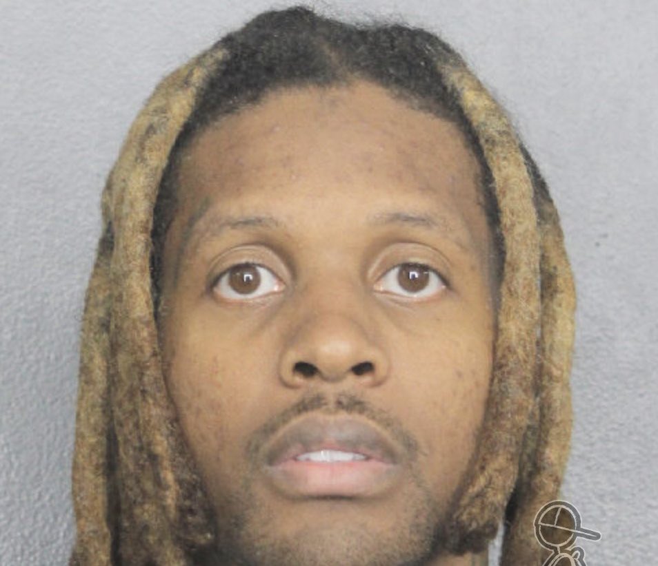 Mizaistom_7's tweet photo. Lil Durkの逮捕、「OTFのQuando Rondoへの報復計画」が明らかに

計画詳細：

当局は、Lil DurkをOnly The Family（OTF）のリーダーとして位置づけ、メンバーがDurkの指示で「殺人や暴行を含む暴力行為」を行い、OTF内での地位を維持していると主張している。

報奨金の設定：2020年11月6日、King Vonが殺害された日の前後に、DurkはQuando Rondoの暗殺に賞金をかけたとされている。この背景には、King Vonの死がQuandoの仲間であるTimothy "Lul Timm" Leeksによるものだったことが関係している。

計画的な準備：2022年8月18日頃、Durkと共犯者（Kavon London Grant、Deandre Dontrell Wilson、Keith Jones、David Brian Lindsey、Asa Houston）は、Quando Rondoがロサンゼルス中心部のホテルに滞在していることを突き止めた。

OTFの資金利用：DurkのOTF関連のクレジットカードが使用され、Grantはカリフォルニア行きの航空券とレンタカーを確保した。Durkからのメッセージでは、「俺と関わりのある名前で航空券を取るな」という警告も送られていた。

移動手段：シカゴからロサンゼルスに向かう際、4人の共犯者は商業便を利用したが、DurkとGrantは銃撃前日にプライベートジェットでロサンゼルス入りした。

逃亡計画：Grant、Wilson、Jones、Lindsey、Houstonの逮捕後、Durkはドバイとスイス行きの国際便を予約したが搭乗せず、最終的にはマイアミからイタリア行きの便を予約。空港に向かう途中で当局により身柄を拘束された。

Lil Durkらの18ページにわたる詳細な起訴状には、Quando Rondoを殺害するための全米をまたぐ計画が記されている。

Lil Durkらは2022年8月19日、Quandoが宿泊しているホテルを突き止め、ロサンゼルスのガソリンスタンドでQuandoのチームが乗る黒いエスカレードを追跡し、銃撃を加えてSaviay’a Robinson（別名Lul Pab）を殺害した。

Quando自身はこの銃撃で負傷しなかった。