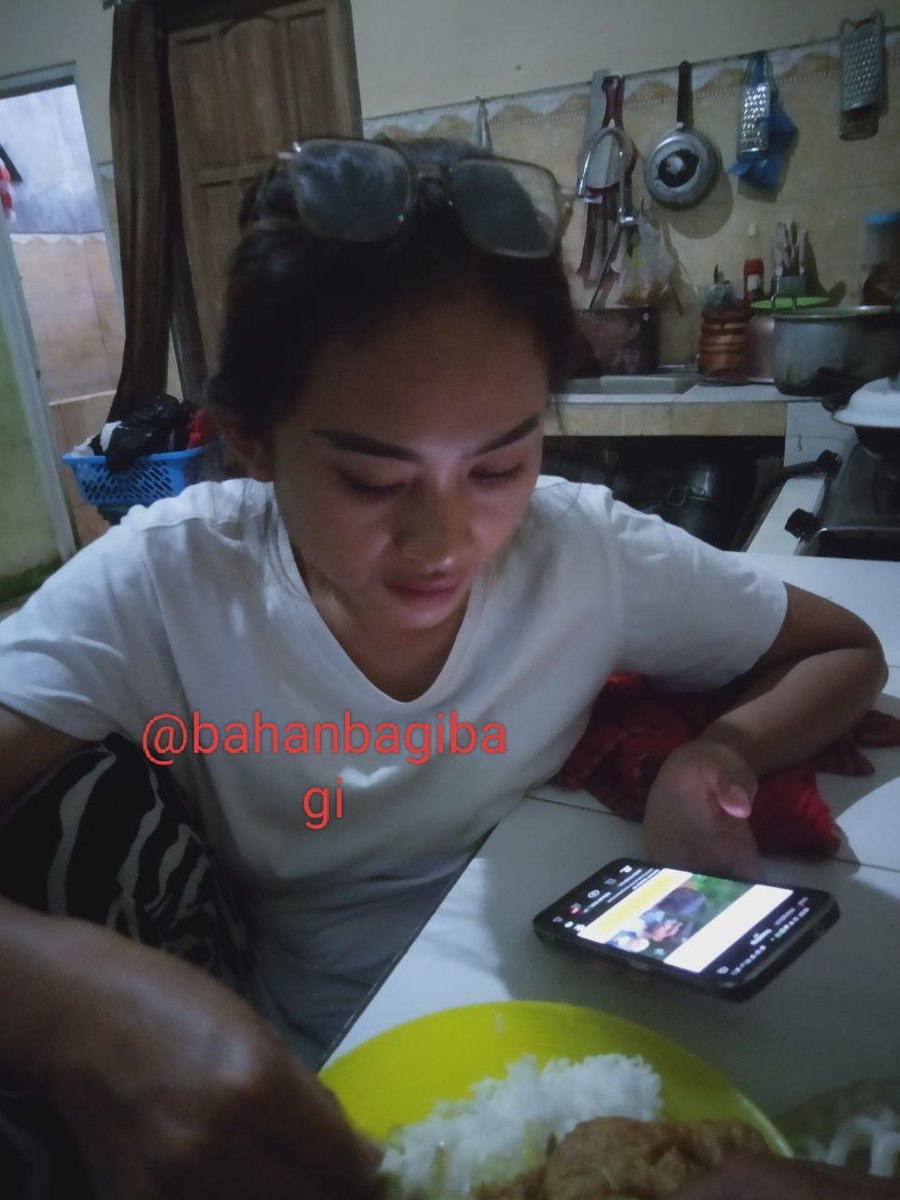 Bahanbagibagi's tweet photo. @Bahanbagibagi  Bagi yang mau akun grup tele khusus foto istri.  Dm syarat wajib retweet https://t.co/QOEh5BXHfM